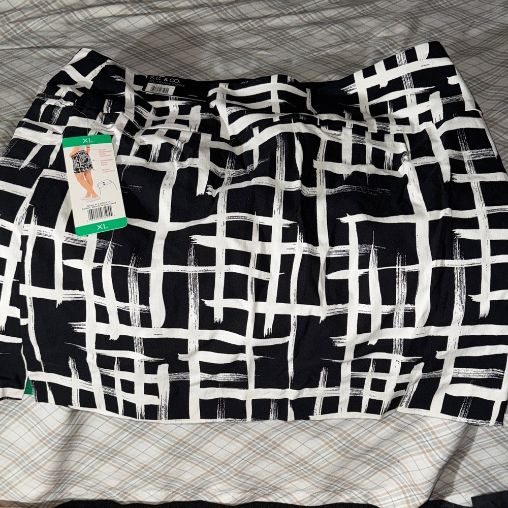 Women's Black & White Grid Print Skort - SO & CO.